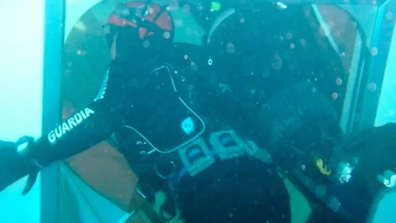 un buzo ingresa al crucero