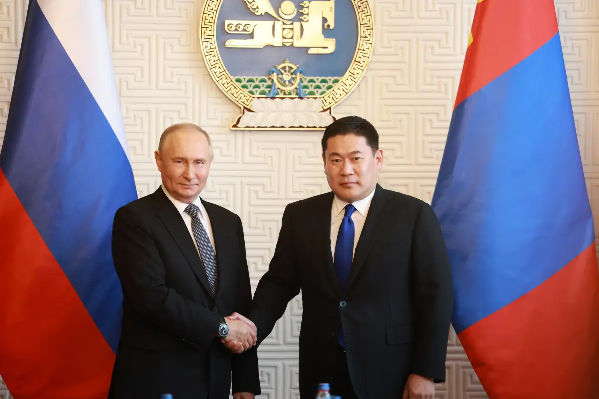 Vladímir Putin (71 años), presidente de Rusia  y  Luvsannamsrain Oyun-Erdene (44 años), Primer Ministro de Mongolia