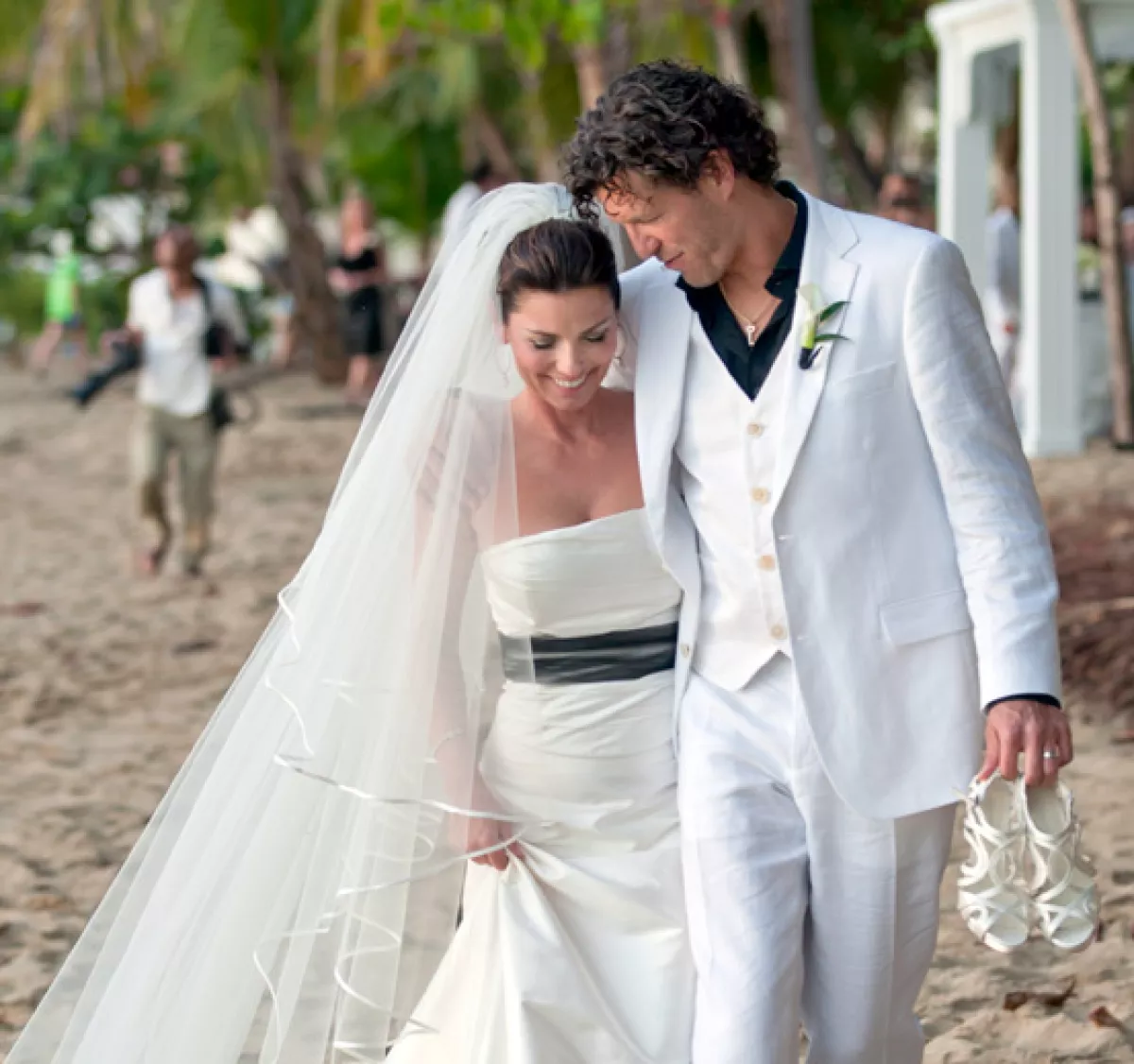 La cantante de country se casó con el empresario Frédéroc Thiébaud en Puerto Rico el día de Año Nuevo.