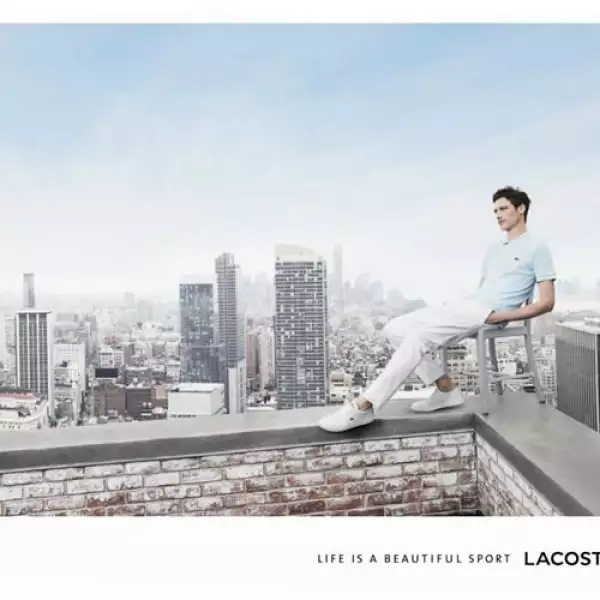 Su propuesta no sólo llama la atención por el lookbook. Las fotos de los ads logran captar nuestra atención en un segundo.