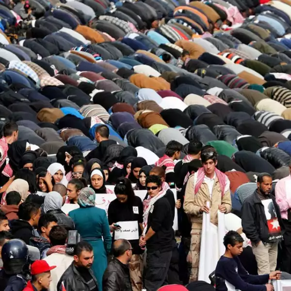 Así fue la impresionante unión de los jordanos, quienes se unieron en oración por su compatriota asesinado.