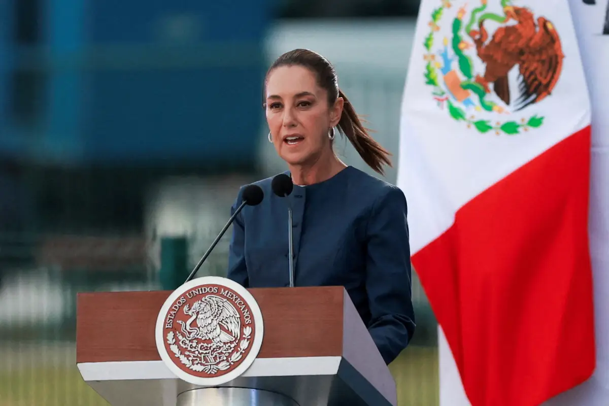La presidenta de México, Claudia Sheinbaum, habla durante la inauguración de la Feria Aeroespacial de México (FAMEX) 2025 en la base aérea militar de Santa Lucía en Zumpango, cerca de la Ciudad de México, México, 22 de abril de 2025. (Imagen principal del artículo "Por qué Sheinbaum debería asistir a la cumbre del G7 en Canadá"). 