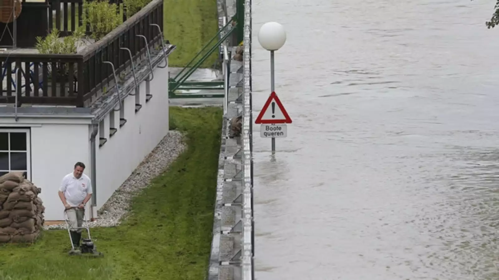 un hombre poda su pasto