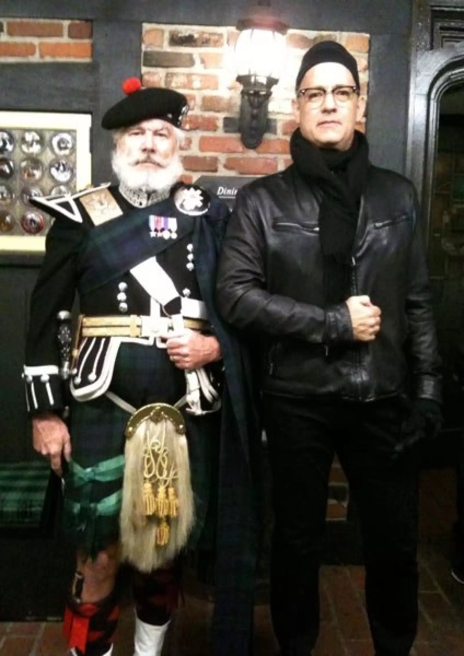 A Tom Hanks le encanta subir fotos de su día a día. Aquí con Douglas, el portero.