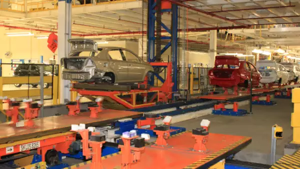 Los autos ingresan al �rea de pintura