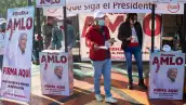 (Simpatizantes del Presidente de México, Andrés Manuel López Obrador, recaban firmas para apoyar la ratificación de mandato)
