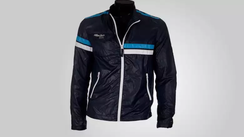 Un estilo más deportivo con esta chamarra de piel en color negro, con pinceladas de colores azules y blanco.
