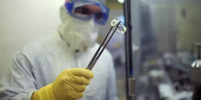 científico con vacuna covid