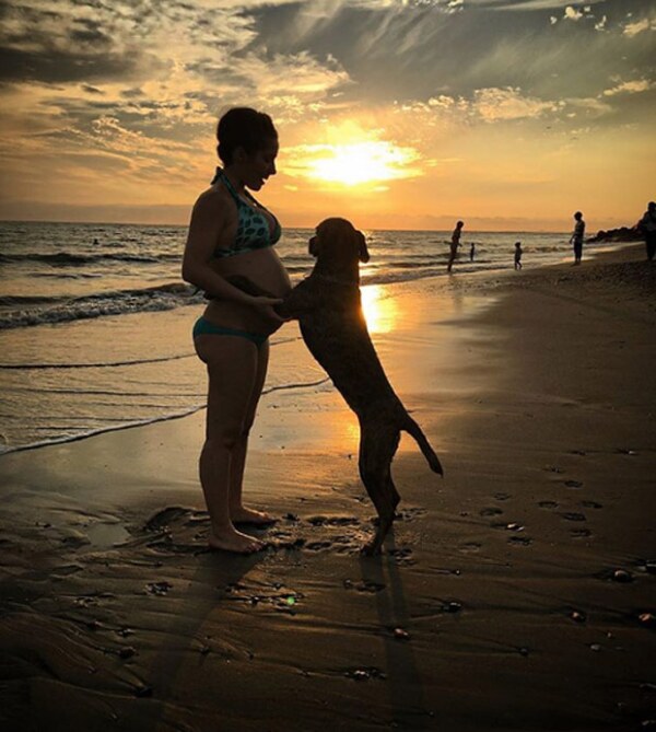Con su perrita Tacha, en la playa de Puerto Vallarta.