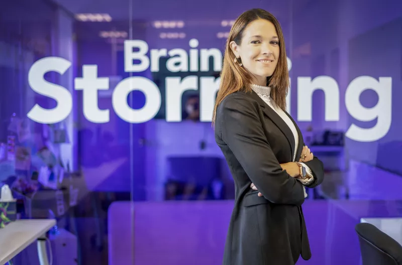 María Constanza Losada, presidenta y directora general en México, posa a la cámara en su oficina. 