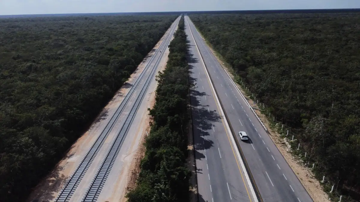 El Proyecto del T Maya avanza en el tramo 4 Izamal- Cancún. El ingeniero Víctor Hugo Garnica Estudillo representante de la empresa ICA y encargado de este tramo comenta que ya se han instalado el 16 por ciento de los 257 kilómetros aproximadamente de d