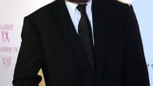 El ahora músico saltó del escenario durante una breve presentación en el club nocturno LIV la madrugada del jueves y confrontó a un miembro del público.