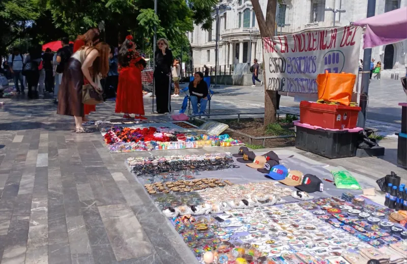 Puestos ambulantes colocados junto al Palacio de Bellas Artes.