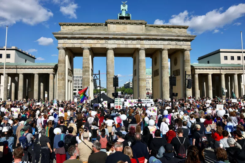 Manifestantes asisten a una protesta para pedir la prohibición del partido de extrema derecha Alternativa para Alemania (AfD), en Berlín, Alemania, el 11 de mayo de 2025. 