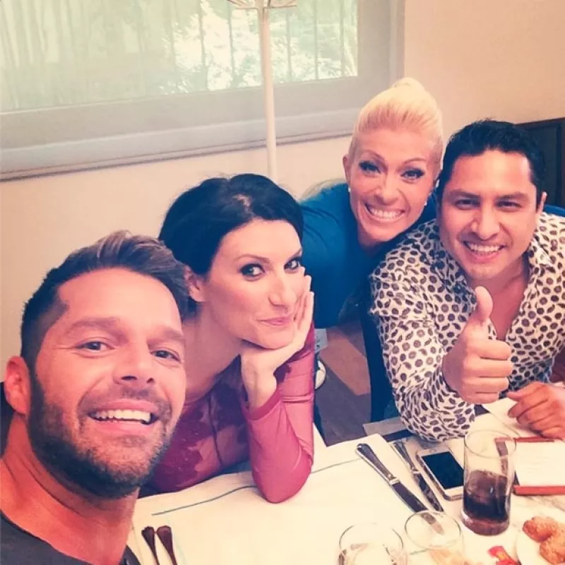 El cantante ya ha comenzado a convivir con sus compañeros del famoso concurso musical: los artistas Laura Pausini, Julión Álvarez y Yuri.