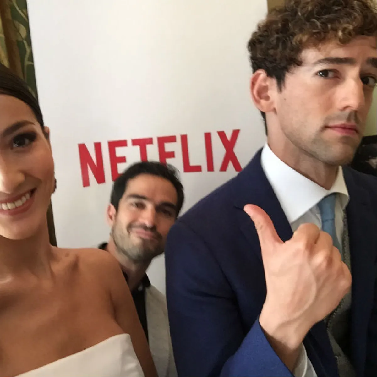 El trío de actores demuestra su emoción por su próximo estreno en Netflix.