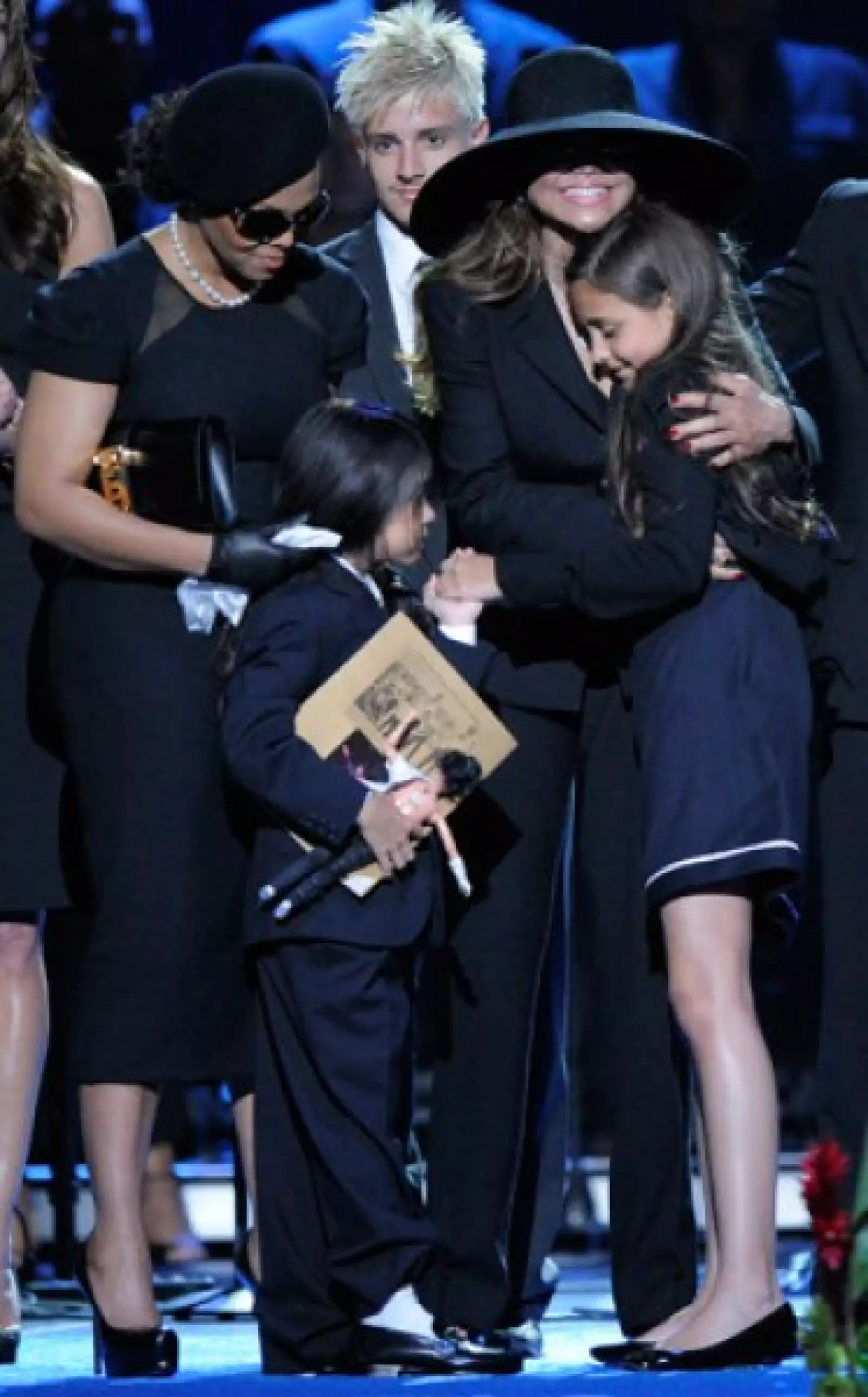 La familia de Jackson se reunió en el escenario.