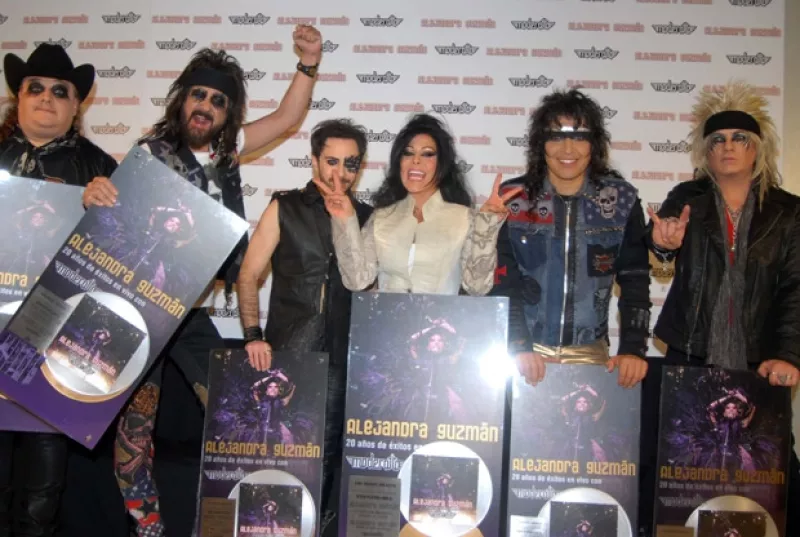 La controvertida cantante y la banda de rock mexicana prendieron a todo su público en un concierto en el Auditorio Nacional, luego de recibir Disco de Platino por sus altas ventas.