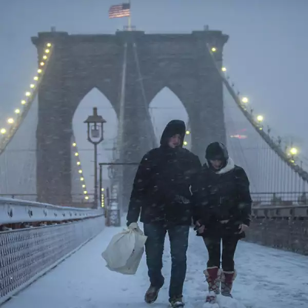 Una pareja se abre paso en el Puente Blooklyn de Nueva York.