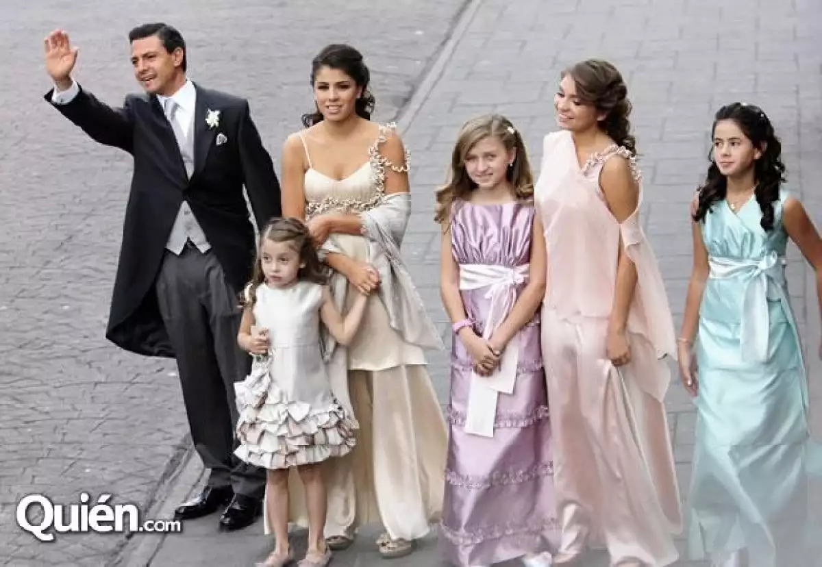 En la imagen: Enrique Peña, Paulina Peña, Regina Castro, Fernanda Catro (de vestido Lila), Sofía Castro y Nicole Peña.