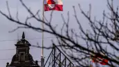 La bandera de Groenlandia (Erfalasorput) ondea en el techo del Castillo de Tivoli en Copenhague, el 8 de enero de 2026.