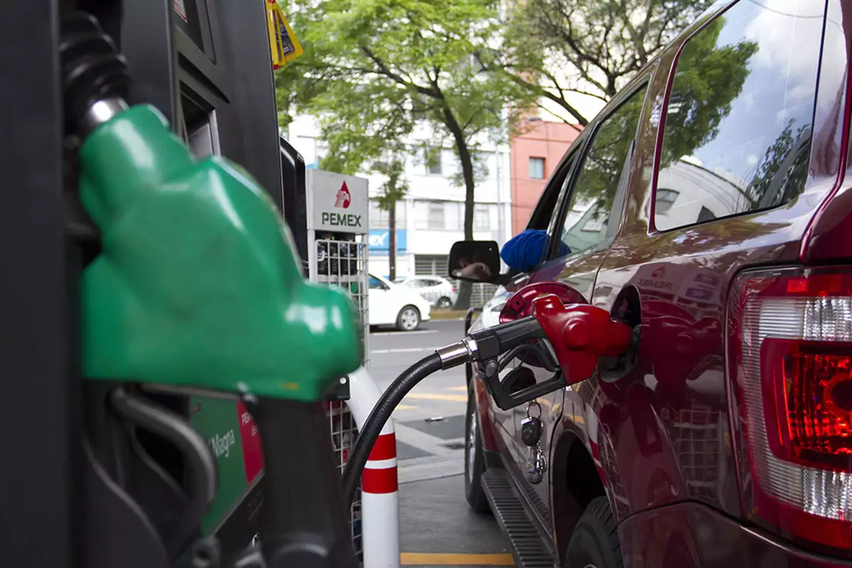 La carga de impuestos encarece el precio del combustible