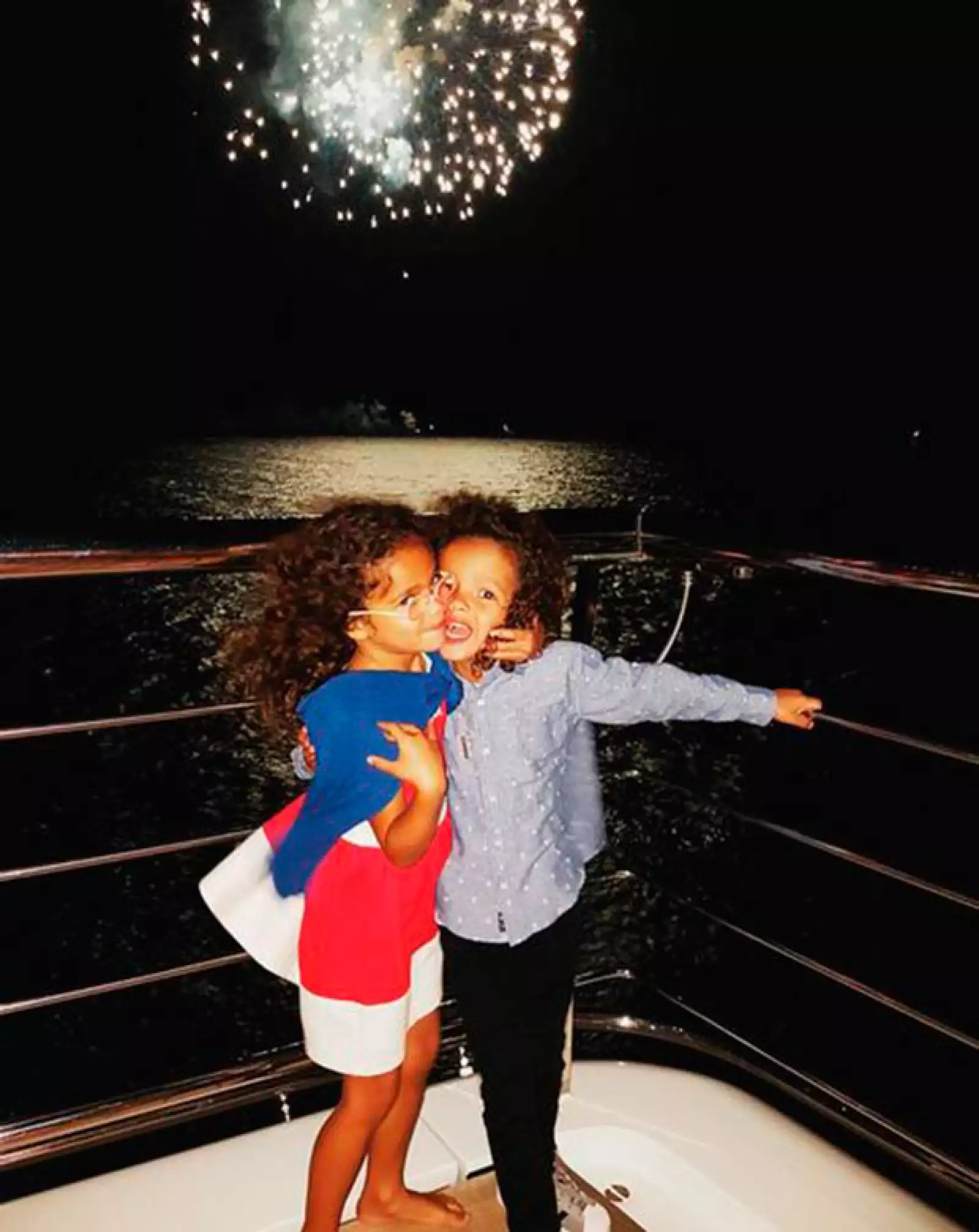Moroccan y Monroe, hijos de Mariah, disfrutaron de un espectáculo de pirotecnia.