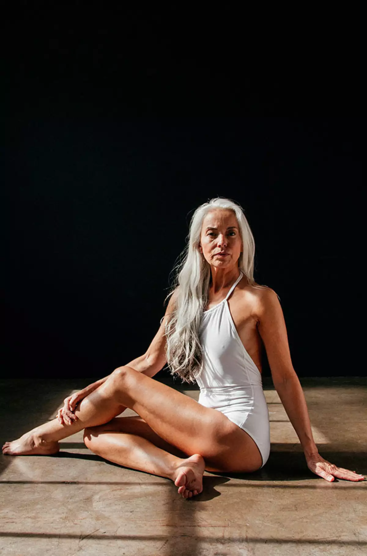 Con 60 años, Yazemeenah Rossi es la nueva imagen de una marca de trajes de baño, demostrando que la belleza existe a cualquier edad.