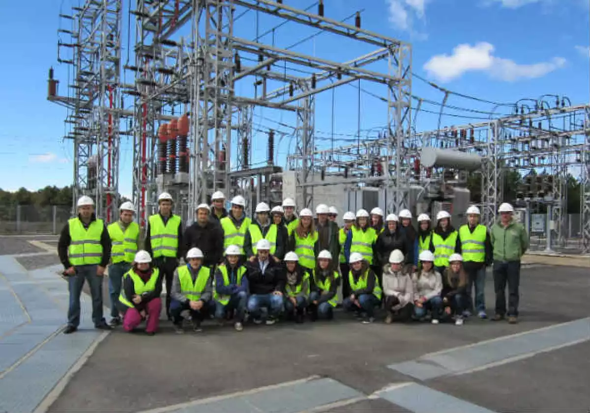 Estudiantes de la Universidad de Le�n en la subestaci�n