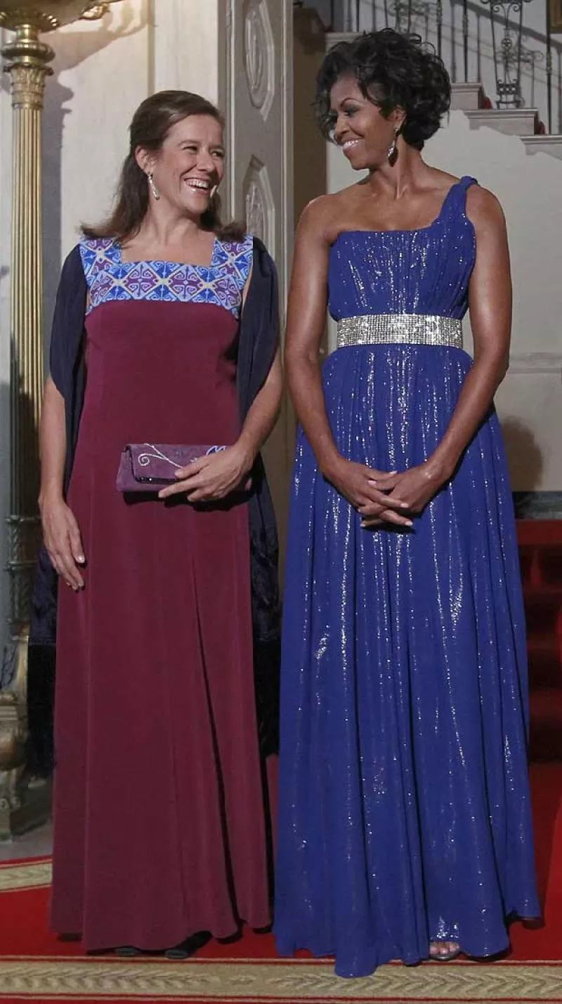 La primera dama de Estados Unidos lució un vestido azul del diseñador de apellido Sorenen, en cena de gala que se realizó para el presidente mexicano Felipe Calderón y su esposa Margarita Zavala.