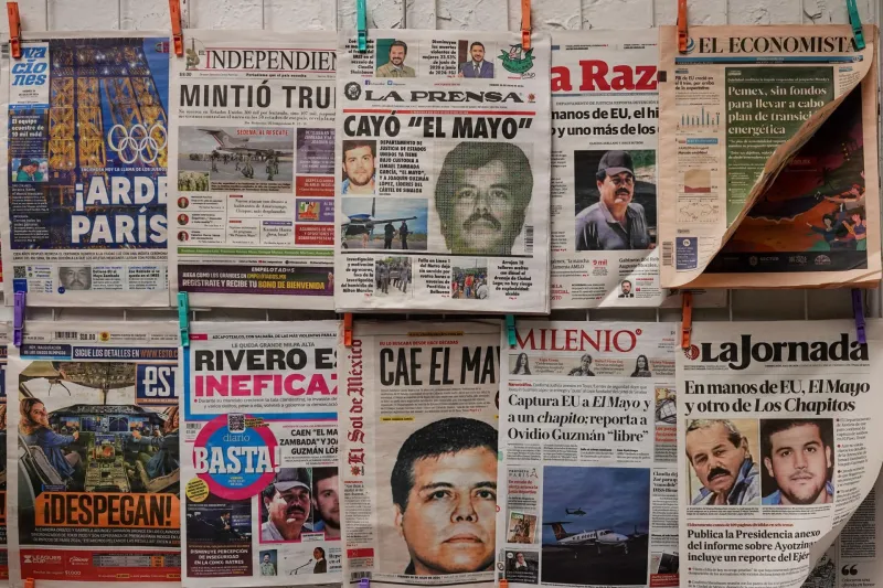 En la imagen se ven las portadas de periódicos un día después de que El Mayo fue capturado. 