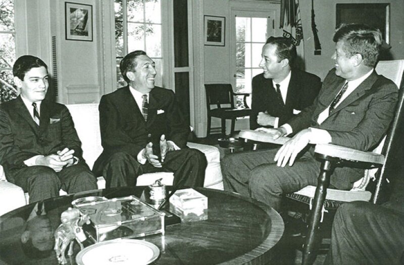 El ex presidente Miguel Alemán Valdés, junto a su hijo Jorge, en una visita de John F. Kennedy.