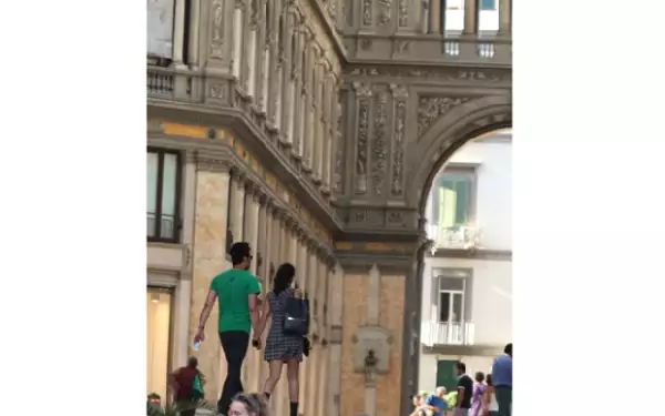 La pareja paseó por la galería Umberto I.