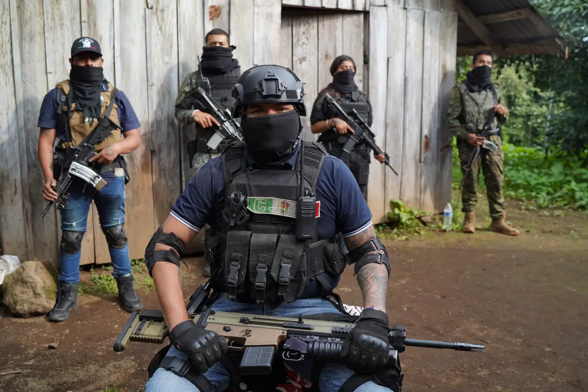 Actualmente el Cártel Jalisco Nueva Generación (CJNG) mantiene campos de entrenamiento en la cierra michoacana, camuflajeados entre las huertas y campos de limón.