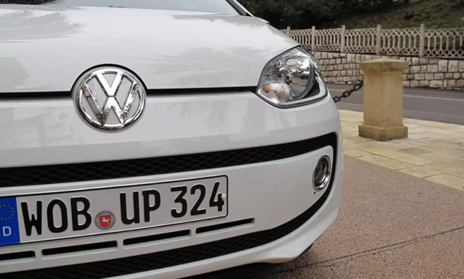 El diseño exterior del up! es diferente del lenguaje que conocemos en los productos más recientes de Volkswagen y destaca la ausencia de la parrilla horizontal entre los faros.