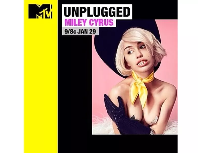 La cantante compartió una imagen en su Instagram donde aparece con una dentadura (falsa), un sombrero y pezoneras.