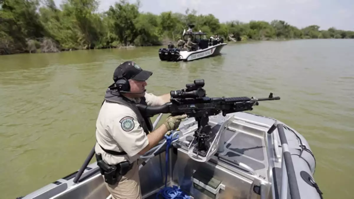 Un patrullero texano vigila la frontera estadounidense en el Río Grande, en el municipio de Mission
