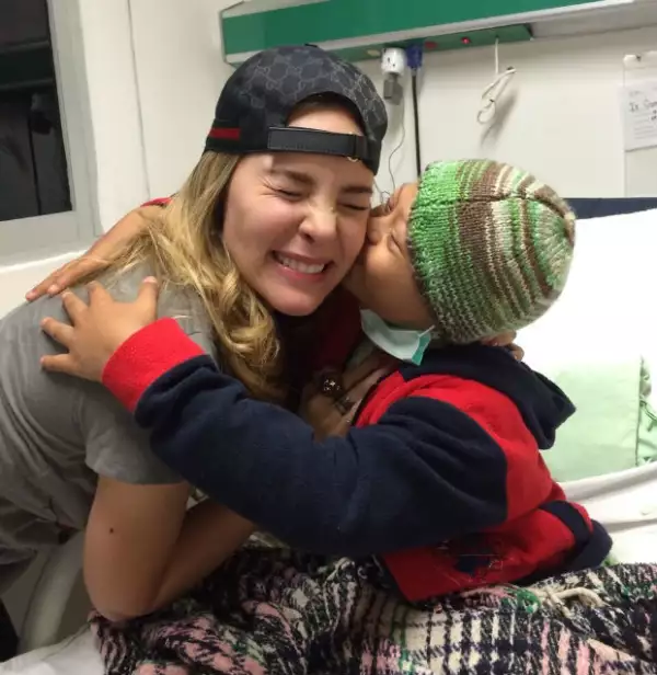 Belinda regaló besos y abrazos a los pequeños que se encuentran internados en el hospital.