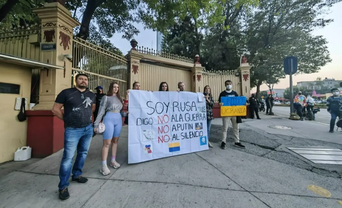 Los manifestantes piden que se detenga la invasión rusa. 
