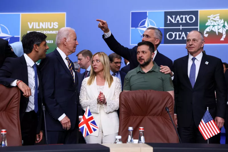 El presidente de Ucrania, Volodymyr Zelenskiy, el primer ministro británico Rishi Sunak, el presidente de los Estados Unidos, Joe Biden, la primera ministra italiana, Giorgia Meloni, y el secretario general de la OTAN, Jens Stoltenberg, asisten a una reunión del consejo OTAN-Ucrania, durante una cumbre de líderes de la OTAN en Vilnius, Lituania