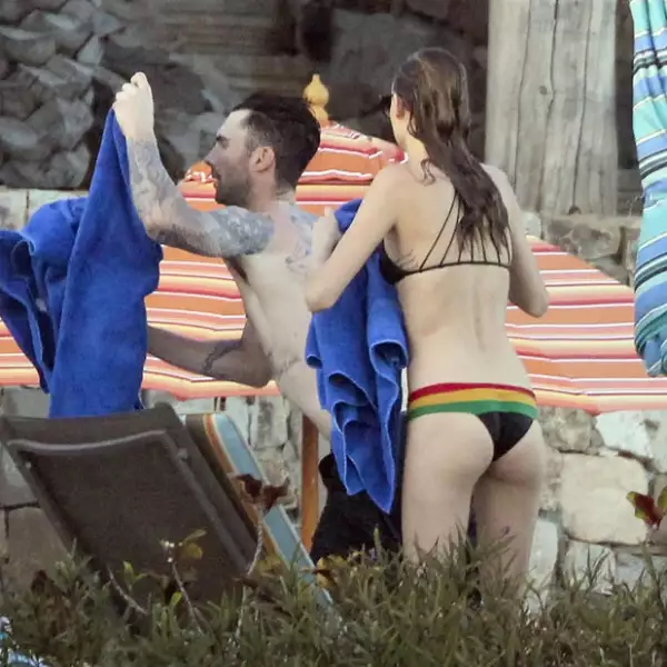 La modelo lució su escultural figura mientras Adam mostró su abdomen definido y sus diversos tatuajes.