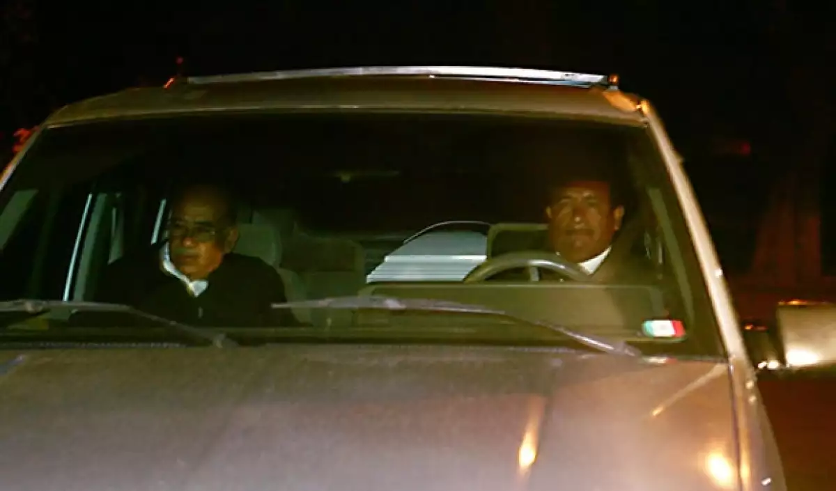 El cuerpo de la menor llegó en un carruaje mortuorio color gris.