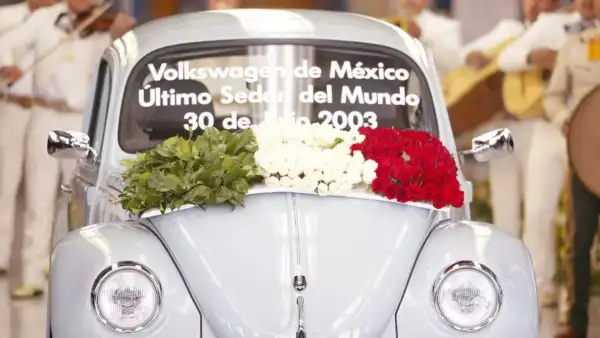Volkswagen Sedán “Última Edición”, el último Vocho fabricado en la planta de Volkswagen de Puebla, México, el 30 de julio de 2003. El automóvil, de color azul Acuario, corresponde a la unidad número 21,529,464 producida a nivel mundial.