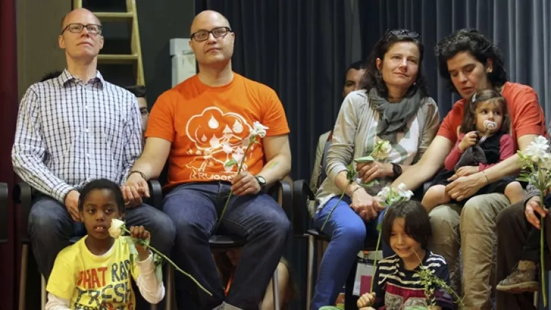 pareja de gays y de lesbianas con sus hijos