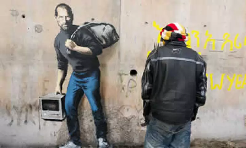 Banksy le recuerda al mundo que Steve Jobs era el hijo de un migrante. (Foto: Banksy)