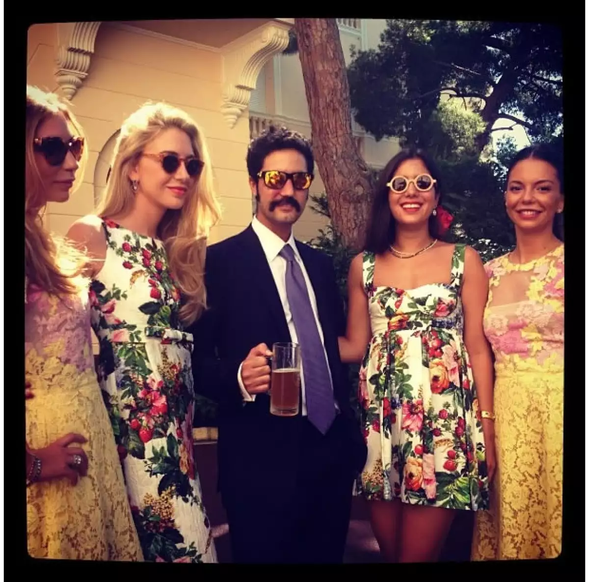 Julio Mario Santo Domingo III y algunas amigas de la novia.