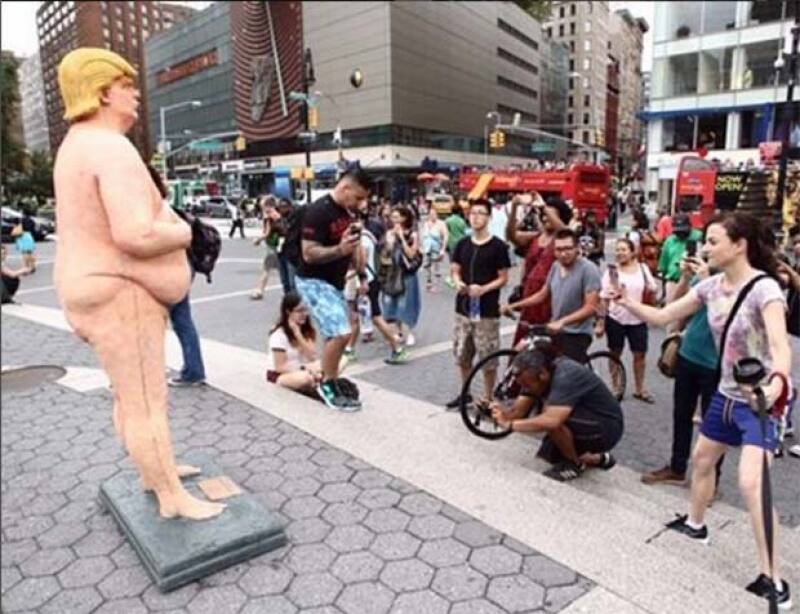 Todos los turistas pasaron a tomarle una fotografía.
