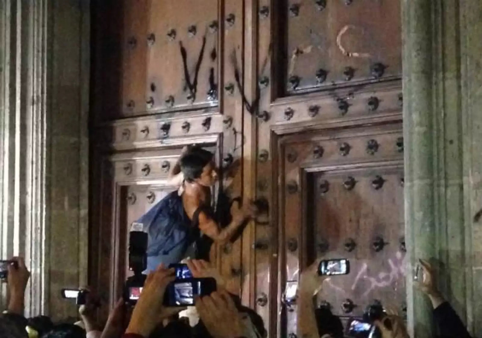 Puerta da�ada de Palacio Nacional