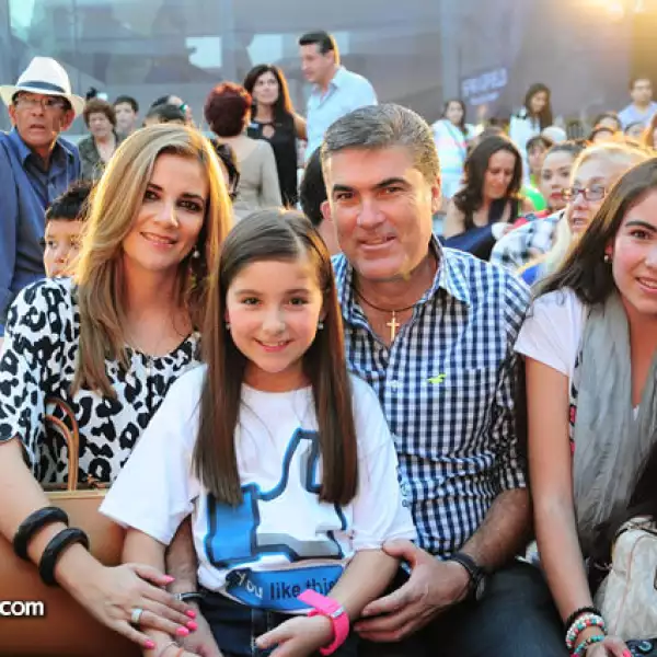 Dora, Regina, Elías y Paulina González