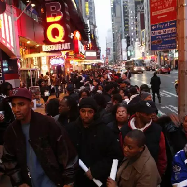 Fans de Michael Jackson en Nueva York esperando entrar al Regal E-Walk el día del estreno de la película Esto es todo.